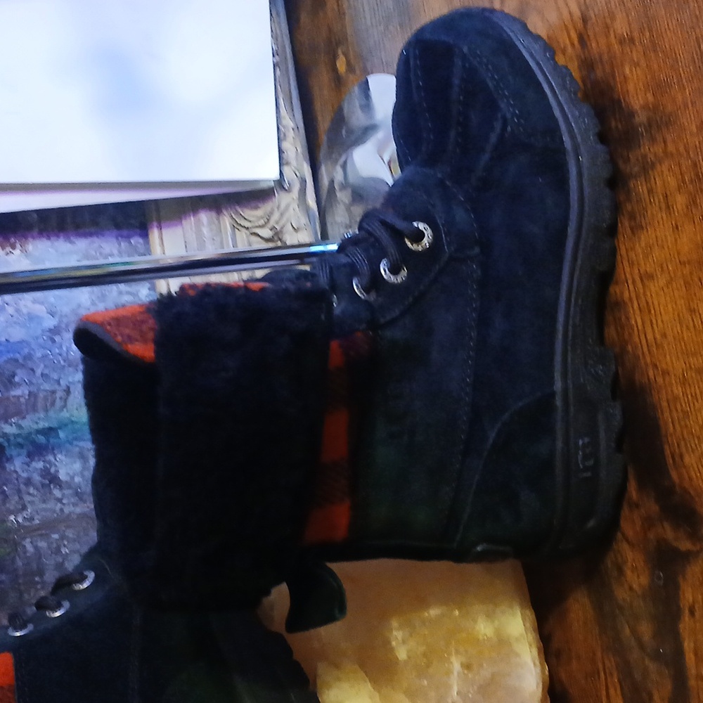 Like New!! UGG Unisex Kids Boots in Black and Red Plaid Sz 13 Both Boy And Girl - Picture 12 of 14